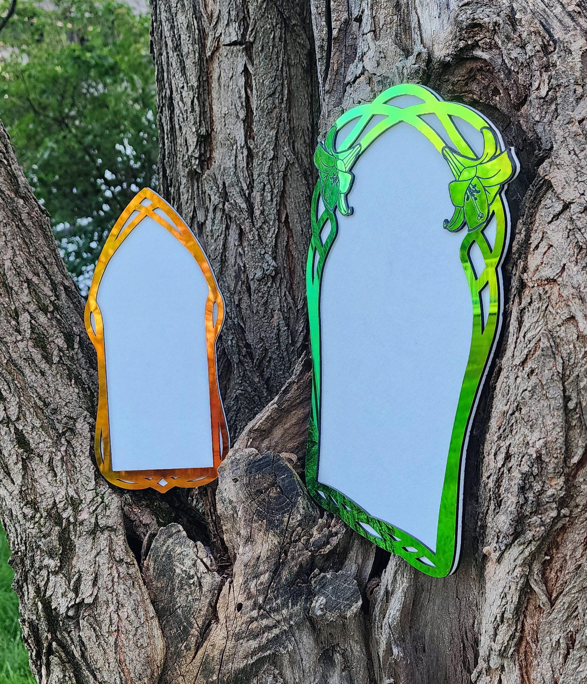 An orange-green shifting, pointed, arch-shaped frame with a white center is placed against a rough, textured tree trunk with visible bark and knots.