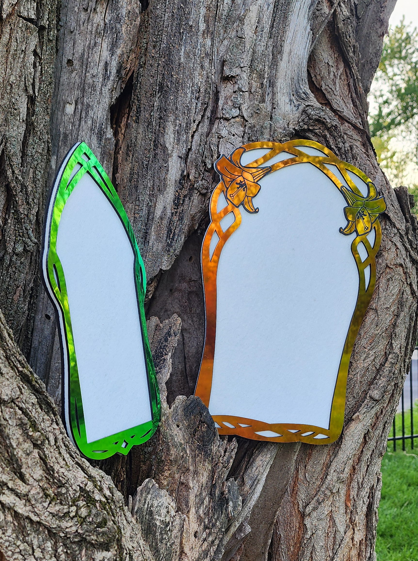 An orange-green shifting, pointed, arch-shaped frame with a white center is placed against a rough, textured tree trunk with visible bark and knots.